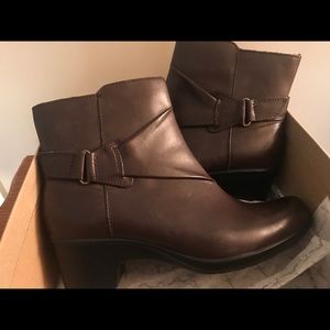 Clark’s dark brown leather booties Sz 8.5 NWT